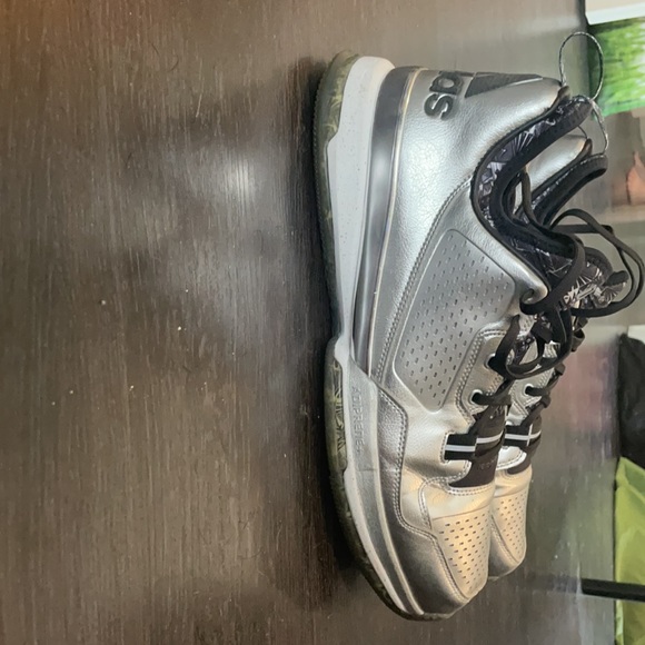 Adidas Gauntlet Dame Lillards - Picture 2 of 3